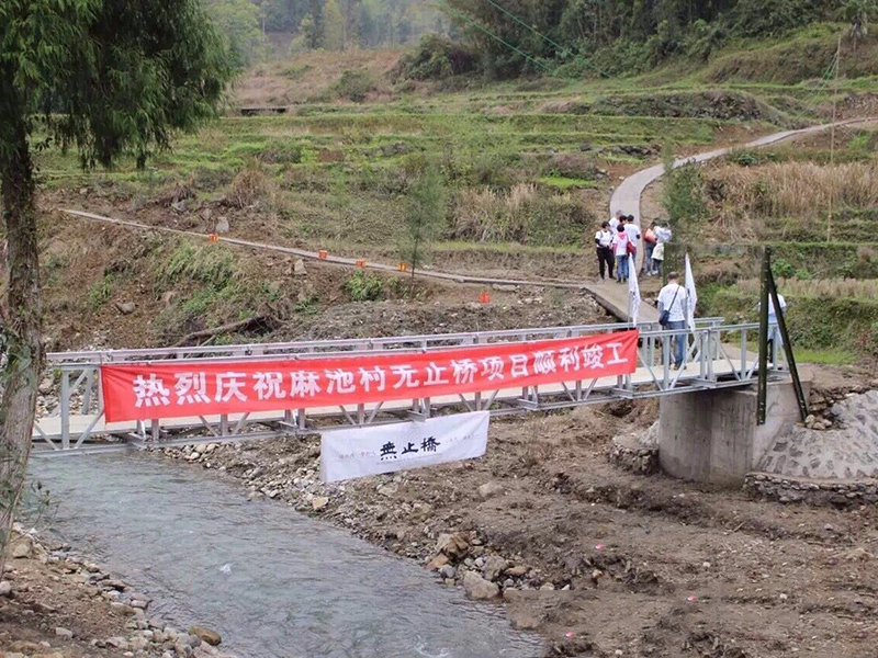 15,2 m dolg most za pešce s posebno izdelano ploščo v vasi Machi, Chongqing, Kitajska