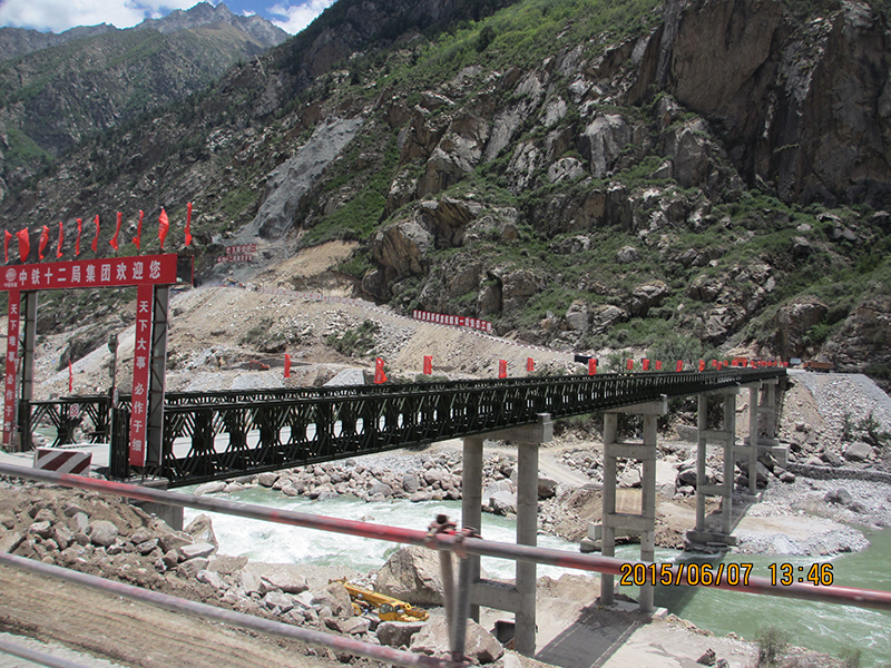 Tibet, Çin'de 200-Tip Çok açıklıklı TSR ve QSR tek şeritli boyalı bailey köprüsü